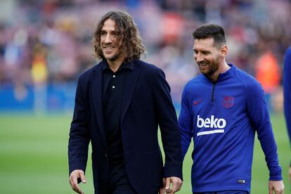 Puyol y Messi, poco antes de un partido entre el Barça y el Alavés en diciembre de 2019.