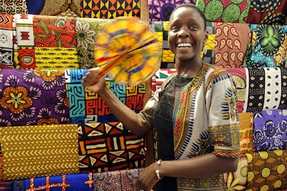 Tida Coly en su tienda de telas africanas en la localidad madrileña.