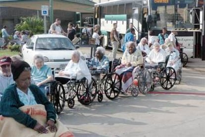 Un grupo de ancianos espera a ser evacuado en Galveston, Texas.