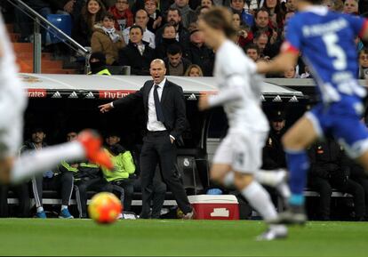Zidane da indicaciones a sus jugadores mientras Modric conduce el balón.