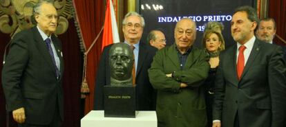 De izquierda a derecha, Iñaki Azkuna, Alonso Puerta, Nicolás Redondo y Alfonso Gil esta mañana en el acto de entrega del busto de Indalecio Prieto.