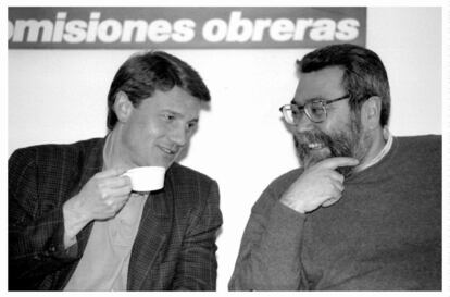 Cándido Méndez, y el secretario de CCOO, Antonio Gutiérrez, conversan antes de reunirse con la plataforma cívica por los derechos sociales, el 16 de enero de 1995.