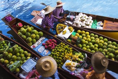 Mercado flotante de Damnoen Saduak, al suroeste de Bangkok (Tailandia).