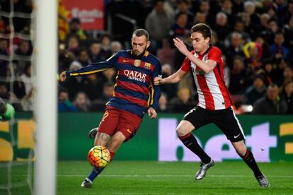 Aleix Vidal pugna por un balón con Eraso.