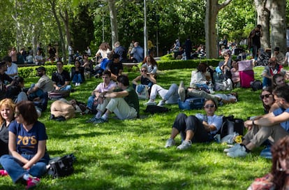 Ciudadanos en los jardines del Paseo del Prado el día del apagón.