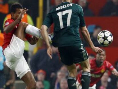 Nani entra a Arbeloa en Old Trafford.