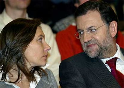 Mariano Rajoy, junto a su mujer, Elvira Fernández, ayer en León durante el mitin del candidato del PP a la presidencia del Gobierno.