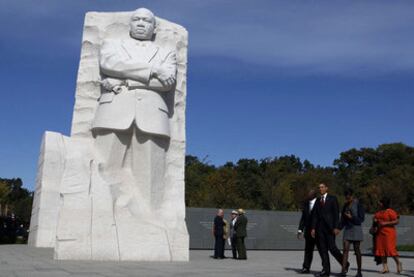 Obama llega con su familia a la inauguración del monumento a Luther King en Washington.