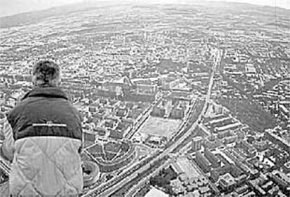 Un ciudadano observa una foto sobre la expansión de Vitoria recogida en el Plan General.