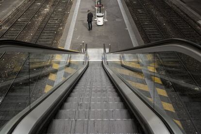 Un hombre espera en la estación de tren vacía de Lyon Perrache, en Francia.