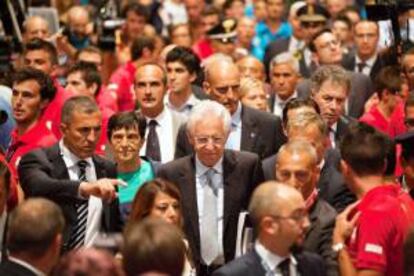 El primer ministro italiano, Mario Monti (c) asiste al congreso que anualmente organiza el movimiento católico Comunión y Liberación en Remini , Italia hoy 19 de agosto de 2012.  Monti, aseguró hoy que sería una tragedia para Europa que el euro se convirtiese en un factor de desintegración.
