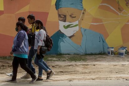 Mural del pintor guatemalteco Kevin Pérez en honor a los médicos que atienden a los enfermos de coronavirus, en Ciudad de Guatemala (Guatemala). Kevin Pérez, un pintor de 26 años, pinta este mural en honor a los médicos que fallecieron por coronavirus al atender a la población y los que siguen en los hospitales atendiendo la pandemia. El mural está a pocos metros del cementerio La Verbena, donde son enterradas las víctimas del virus en Ciudad de Guatemala.