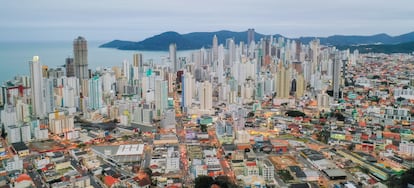 Toma aérea de la ciudad de Balneario Camboriú, en 2019.