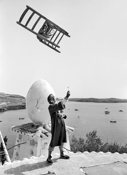 Salvador Dalí with one of his sculptures in 1970.