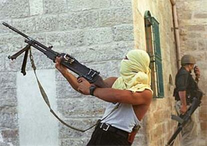 Un palestino armado se enfrenta a soldados israelíes en Beit Jala.