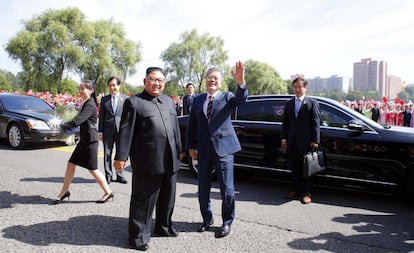 El líder norcoreano Kim Jong Un y el presidente surcoreano Moon Jae-in saludan mientras desembarcan de su convoy después de llegar a Pyongyang. 