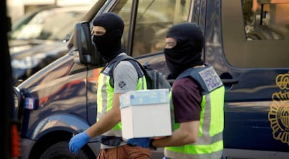 Dos policías, tras uno de los registros ejecutados hoy durante la operación en A Coruña.