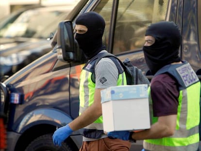 Dos policías, tras uno de los registros ejecutados hoy durante la operación en A Coruña.