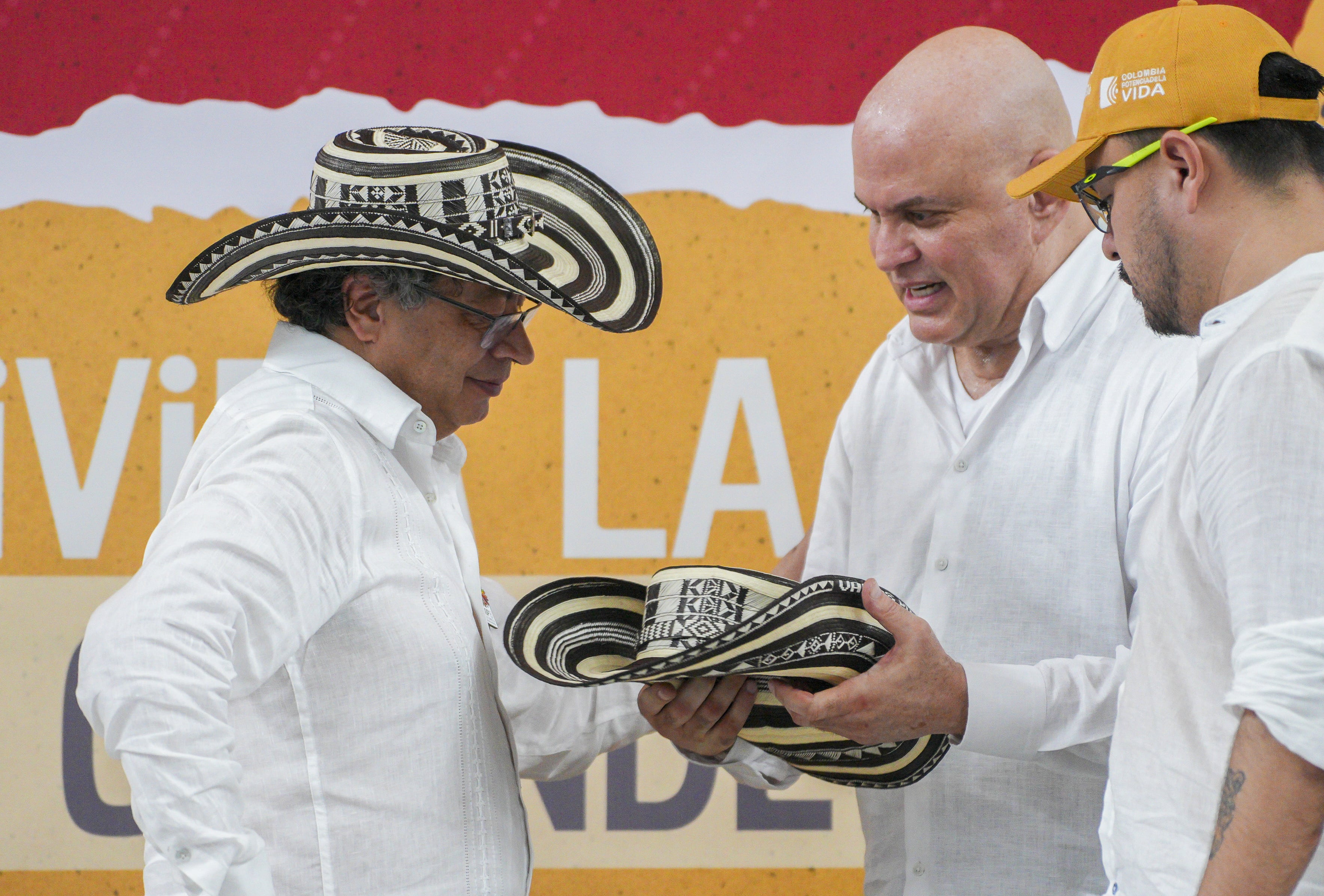 Los exparamilitares nombrados gestores de paz por Petro se apartan del Gobierno por “incumplimientos sistemáticos” de la Oficina de Paz Publicado por Últimas noticias: la última hora de hoy en EL PAÍS