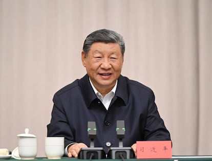 El presidente chino, Xi Jinping, escucha los informes de trabajo del Comité Regional del Partido Comunista de China (PCCh) en Xizang, este jueves.