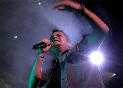 Alejandro Sanz, durante su actuación anoche en la madrileña plaza de Las Ventas.
/CLAUDIO ÁLVAREZ