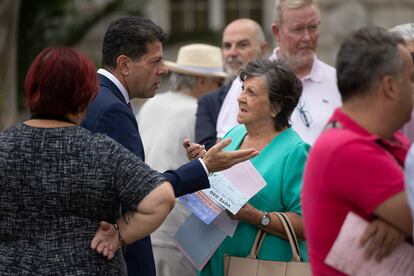 Fabian Picardo conversa con una mujer gibraltareña, este jueves durante la jornada electoral.