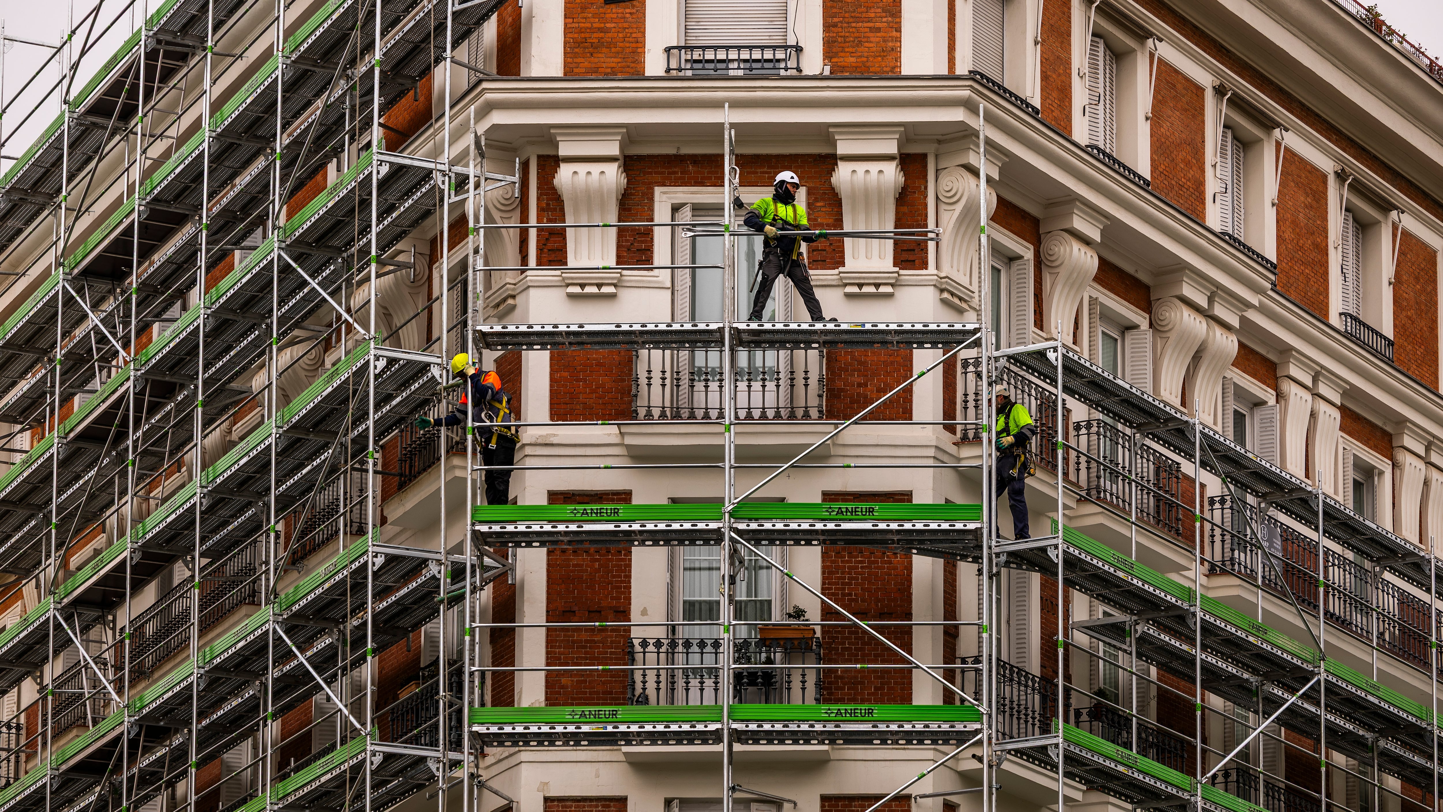 Obreros en un andamio frente a un edificio de Goya, en Madrid.