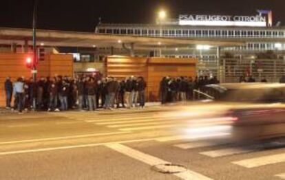 Fachada de la factoría de PSA Peugeot Citröen de Vigo, donde no se han registrado incidentes a la entrada de los operarios del turno de noche. EFE/Archivo