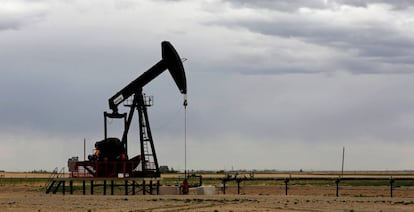 Pozo de gas y petróleo cerca de Granum (Alberta, Canadá).