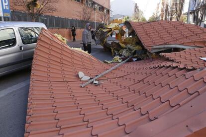 La cubierta de un edificio de Terrassa, abatida por el fuerte viento