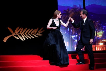 La actriz Julianne Moore y el presidente del jurado, Vincent Lindon, en el escenario, durante la ceremonia de apertura del 75º Festival de Cine de Cannes, el martes 17. Se trata del certamen de cine más importante del mundo. Un evento que bulle de estrellas, películas y polémicas. Un cóctel al que este año se suman un nuevo intento de volver a mundo precovid (las mascarillas no son obligatorias, pero la organización “recomienda insistentemente” que se usen) y la guerra de Ucrania.