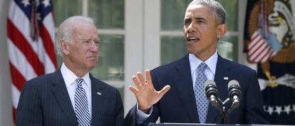 Obama, acompanhado do vice-presidente Joe Biden, na Casa Branca.