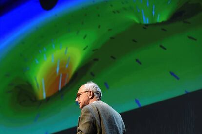 El cosmólogo Rainer Weiss explicando las ondas gravitacionales.