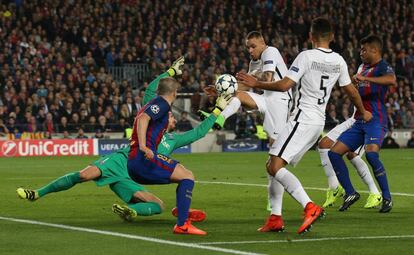 Layvin Kurzawa, del PSG, marca gol en prpia porta, el segon gol del FC Barcelona.