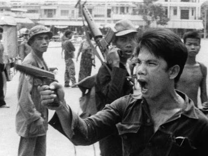 Un jemer rojo participa en la brutal evacuación de la capital, Pnom Penh, tomada el 17 de abril de 1975.