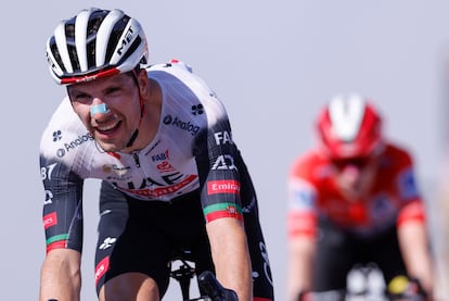 El portugués Joao Almeida (UAE Team Emirates-XRG) vence en la etapa 13 de la Vuelta Ciclista a España 2025 disputada entre el Cabezón de la Sal, y L'Angliru, de 202,7km de recorrido, este viernes.