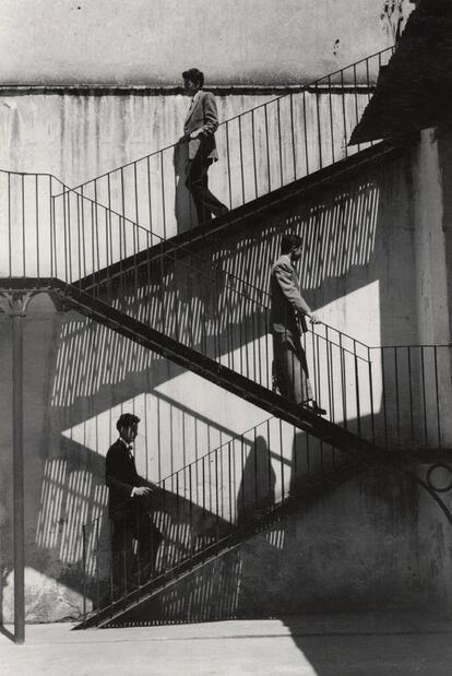 <i>Unos suben y otros bajan</i> (1940), de Lola Álvarez Bravo.