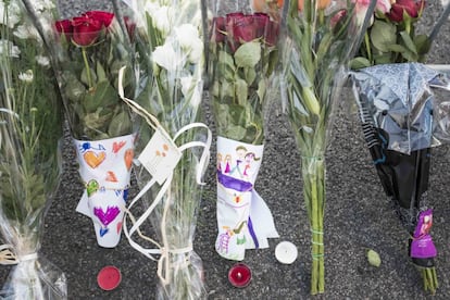 Flors al Passeig dels Anglesos col·locades en homenatge a les víctimes de l'atemptat terrorista a Niça, el 15 de juliol del 2016.