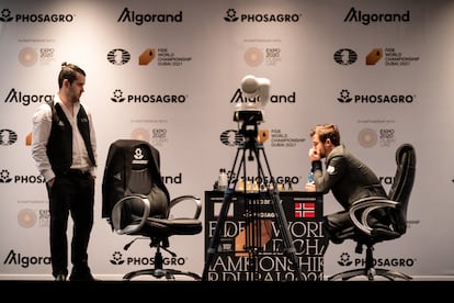 Niepómniashi mira a Carlsen mientras este piensa su próxima jugada en la primera partida
