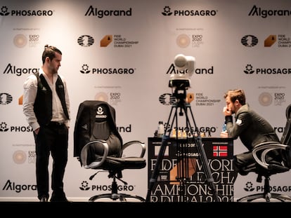 Niepómniashi mira a Carlsen mientras este piensa su próxima jugada en la primera partida
