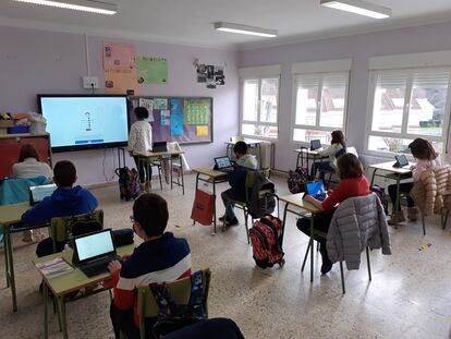 Varios alumnos de primaria de la escuela de Cameros Nuevo (La Rioja), un pueblo de 300 habitantes al que la llegada de Internet ultrarápido atrajo nuevas familias.