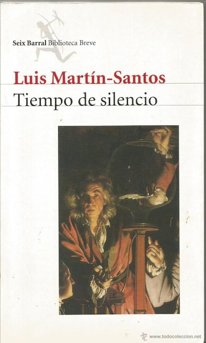 El narrador de esta novela canónica de Luis Martín Santos se refería a Madrid como una de esas ciudades "tan descabaladas, tan faltas de sustancia histórica, tan traídas y llevadas por gobernantes arbitrarios, tan caprichosamente edificadas en desierto", pero también "tan favorecidas por un cielo espléndido que hace olvidar casi todos sus defectos". Como vemos, el Madrid desolador del primer franquismo es uno de los protagonistas de esta narración, que destaca entre el panorama novelístico español de la época por su voluntad de experimentación estilística.