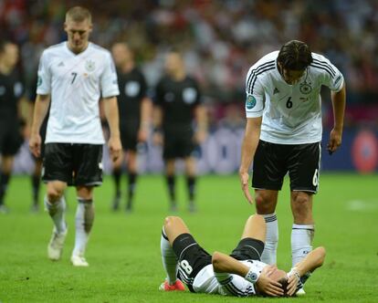 Sami Khedira ayuda a levantarse a Mesut Ozil tras el final del partido que ha supuesto la eliminación de Alemania.