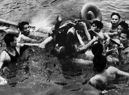 Siguiendo los pasos de su padre y su abuelo, John McCain ingresó a la Academia Naval de Estados Unidos en Annapolis y continuó su formación militar en Pensacola, donde se graduó como aviador naval en 1960. Su primer destino fue en el escuadrón <i>A-1 Skyrider</i> a bordo de los portaaviones <i>USS Intrepid</i> y <i>USS Enterprise</i> en el Caribe y el Mediterráneo. Después McCain solicitó un destino de combate y en 1966, con 30 años, el entonces teniente coronel fue enviado a Vietnam como responsable de una de las aeronaves del portaviones <i>USS Forrestal</i>. En 1967 su reactor fue derribado cerca de Hanoi y McCain se convirtió en prisionero de guerra.