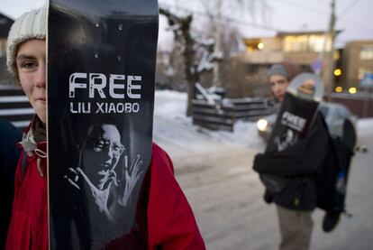 Varios activistas, ayer frente a la Embajada china en Oslo.