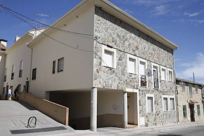 Edificio en el que se encuentra la vivienda okupada en El Molar.