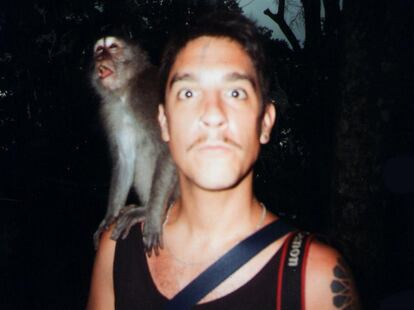 El zoólogo, en uno de sus viajes, con un mono.