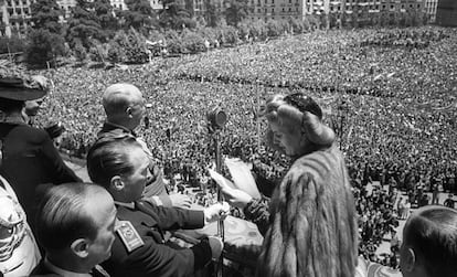 Madrid, 9 de junio de 1947. Eva Duarte de Perón, esposa del presidente de Argentina, saluda desde el balcón del palacio de Oriente a la multitud que la aclama. A pesar del calor madrileño, la primera dama no renuncia a lucir su abrigo de visón.