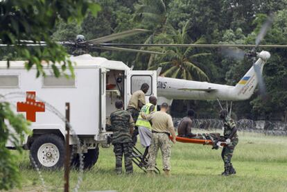 Un combatiente de las fuerzas leales al presidente electo Ouattara es evacuado en Abiyán.