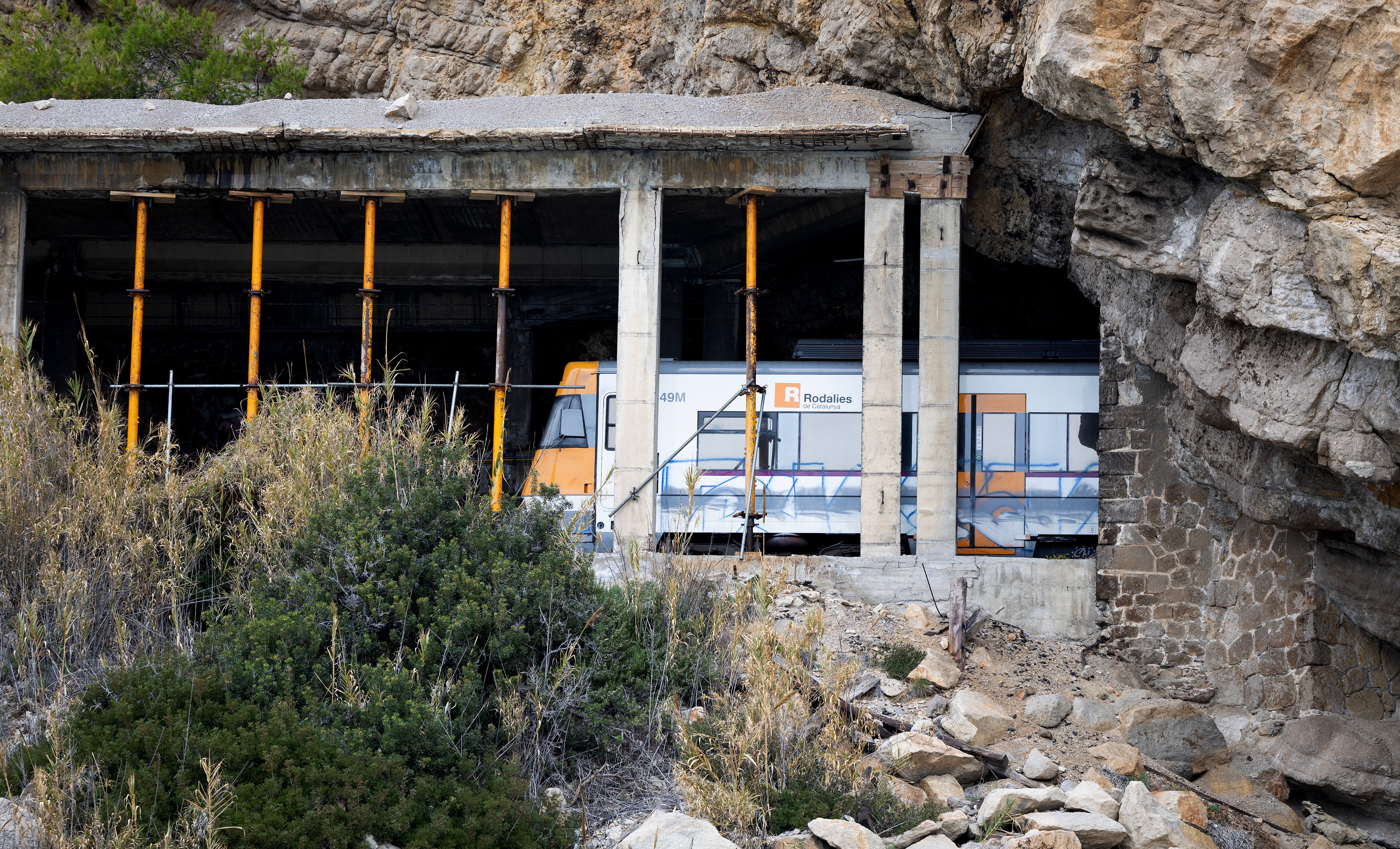 Un convoy de la línea R2 Sur pasa por el túnel de Garraf (Barcelona), este lunes.